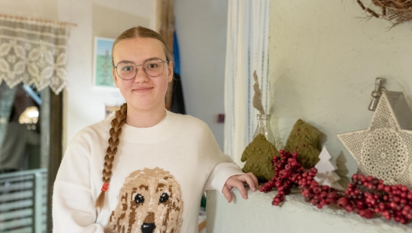 15aastane Võrumaa tüdruk Miina Johanna Karolin on keelesõbraks olnud juba kolmele noorele, kes soovivad praktiseerida eesti keelt ning saada julgemaks suhtlejaks. Foto: AIGAR NAGEL